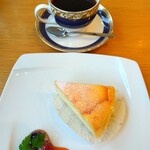 Takaozan Kafe Bunanoki - ■チーズスフレ
                        ■ホットコーヒー