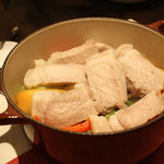 ジャンジャンブル - 「ル・クルーゼ」の鍋で蒸し焼きです。