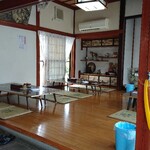 たかしょう - テーブル席、カウンター、座敷とかなりの席数あります。