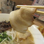 Michikusa Ramen Kentarou - 薄めのチャーシューは塩味の効いたしっかりした味♪