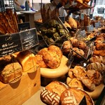 Comme’N TOKYO - パン棚全景