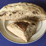 モイベーカリー - 直径 27cmもある全粒粉カンパーニュ (880円)をカットして大皿に載せて