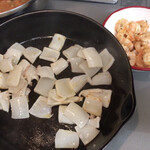 モイベーカリー - カンカンに焼いた鉄のフライパンで瞬間的に表面だけ焼く