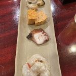 寿し処 春道 - 手前はさめがれいの切り込み