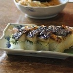 翼果楼 - 焼鯖寿司。通常は３切れなので、１切れ追加しました。