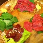 炭火焼酒亭ローリンストーン - 冬限定でレギュラーメニューに出てくるジビエ、蝦夷鹿３点盛り１０００円は、まさに破格！！！柔らかく臭みのない、それでいて野趣溢れる鹿肉は最高です！！！