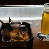 鉄板焼ステーキ 喜扇亭 東京ミッドタウン店 - 生ビールと前菜盛合わせ