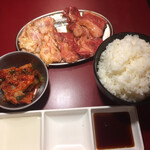 Yakiniku To Horumon Izakaya Modyoi - お肉、キムチ、ご飯
