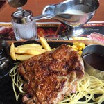 ブロンコビリー - チキンステーキ・スパ敷き・よく焼き・岩塩・クリームチーズソース付ver.(2021.07.現在)