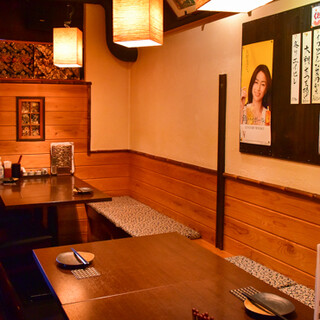 Relax casually in a Japanese space with a retro atmosphere.