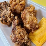 から揚げの天才 - 塩麹と、黒醤油。更に卵焼きつき。
