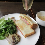 三日月 - 自家製ロースハムとトマトのホットサンド850円