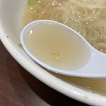 Yakiniku Reimen Yamato - スープは丸みの有る甘めの仕上がり
                        辛味との中和を意識した寄せ方も
                        シッカリ牛骨の出汁は感じられます