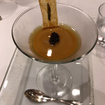 カリフラワーのムース キャビアとコンソメのジュレ