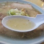 岳乃屋 - 【塩チャーシュウメン】スープはいい感じ..