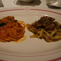 OTTO SETTE - 左：渡り蟹のトマトパスタ右：キノコのタリアテッレ