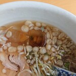 Hideka Hanten - 冷しラーメン(醤油)氷の浮かぶスープ