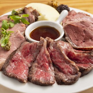 Juicy roast beef cooked at a low temperature and full of juices♪