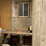日本酒食堂SO-KEN - 店内はコンクリート剥き出し＆酒瓶のコンテナのイスです(￣▽￣;)