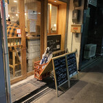 日本酒食堂SO-KEN - 手前がカウンター席。奥にテーブル席があります。この日、カウンター席は満席！