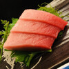ひろ寿司 - 料理写真:メバチ鮪の中トロ。目の前のケースで『オジサン、食べてよぉ～』と呟いておりました