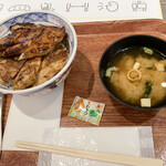 Maruya - 「まる家」さんの「宮城野豚丼」にお味噌汁を付けて…