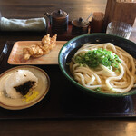 山よし - 料理写真:かけうどん、とり天、おにぎり