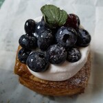 ブーランジェリー エス - こちらはブルーベリーとヨーグルトクリームのデニッシュ