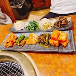 焼肉 スタミナ苑 - ナムルとキムチの盛り合わせ