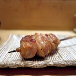 鳥しき - 正方形に近い串打ちで、丸々と肥えたかしわ。
      
      隣の人の皿のも食べたくなる(笑)