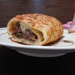 コストコ - パン生地の中には具材がたっぷり。プルコギは濃い目の味付けでとても美味しかった。