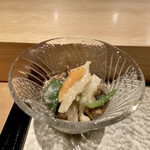 Ichiba Sushi - ぬた和え
                        つぶ貝・青柳・イカ・赤貝の肝などをぬたで和えた一品、これがつまみにとても美味しいのです♪