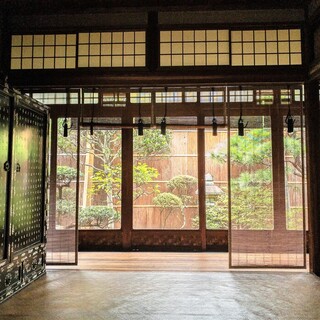 [Keeping the appearance of a large kimono wholesale store in Nishijin]