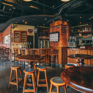 ようこそ古き良きアメリカへ。外苑東通り沿いのテラス席も用意