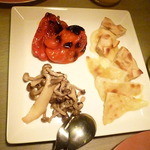 チーズフォカッチャ、パプリカソテー、キノコソテー