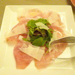 ジェノベーゼ - パルマ産生ハム、ベビーリーフとパルミジャーノ