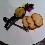 エスペランザ - 前菜：真鯛とﾎﾀﾃのﾀﾙﾀﾙ・ｵﾘｰﾌﾞの肉詰め食用花添え