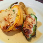 千年葡萄家 - メイン料理。鳥ひき肉をパプリカに詰めてクリームチーズを入れて焼いたもの。食べごたえありました。