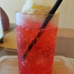 Cafe あかいはりねずみ - 赤いクリームソーダ