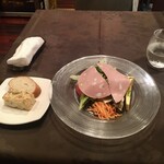 チェルバイア - 熊本産アサリと愛媛産ハモ、フレッシュトマトのリングイネPranzo A 1,400円前菜とパン