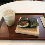 Omusubitoshirutocha musubi - おむすび（計６５０円）と玄米甘酒豆乳（５００円）