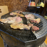 地鶏食堂じん. - 溶岩プレートで　ジューシーな焼き上がり