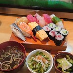 だいご寿司 - ランチ寿司(寿司7貫・巻物2種・サラダ・お椀)1000円