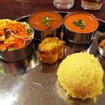 ヘブン - 左から、サラダ、きのことチキンのカレー、キーマカレー、アル・コ・アチャール、中央・フィッシュティッカ、下方・ターメリックライス