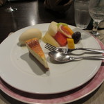 キャトルラパン - デザート（チーズケーキ・洋ナシのソルベ・フルーツ盛り合わせ）
