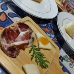 はるびぃ農園 - 自家製チーズ2種。ハチミツが乗ってるのも美味しい！
      コッパ（ブタの首〜肩）の生ハム！！
      