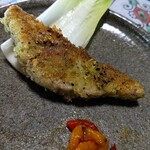 はるびぃ農園 - ブリのムニエル。ピスタチオのパン粉でカリカリと歯ごたえよく美味しい！！
      チコリとパプリカ添え。
      ブリとは思えないような美味しさ(#^^#)