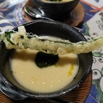 はるびぃ農園 - カリフラワーピューレ。とろとろと、野菜のスープみたいに(^O^)
      にんにくと塩コショウのみの味付けで美味しい！
      黒キャベツのピューレと
      上に黒キャベツのフリッター添え
      