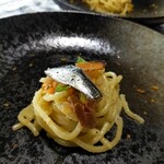 はるびぃ農園 - パスタ！太めモチモチさ凄い麺！！ブリと鯛のカラスミが乗って、花ズッキーニのソースが絡んで、塩気とマイルドなソースとが、説明しがたい美味しさ(#^^#)
      