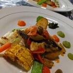 はるびぃ農園 - スズキのソテー。エンドウのソース。
      トマトピューレとケッパーが隠し味！
      境港からのお魚は、めちゃくちゃ身が分厚くて食べ応え抜群！